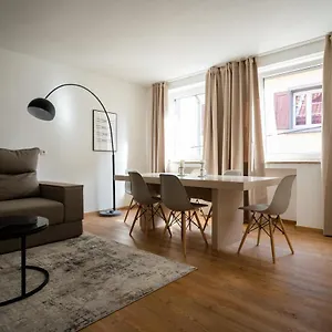 https://old-town-apartment-2-rooms-baths.topcolognehotels.com